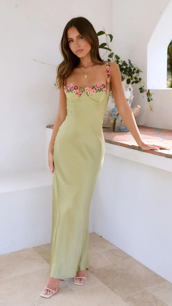 Robe maxi à bretelles, tissu léger en coton, motif floral vert clair, idéale pour les journées ensoleillées.
