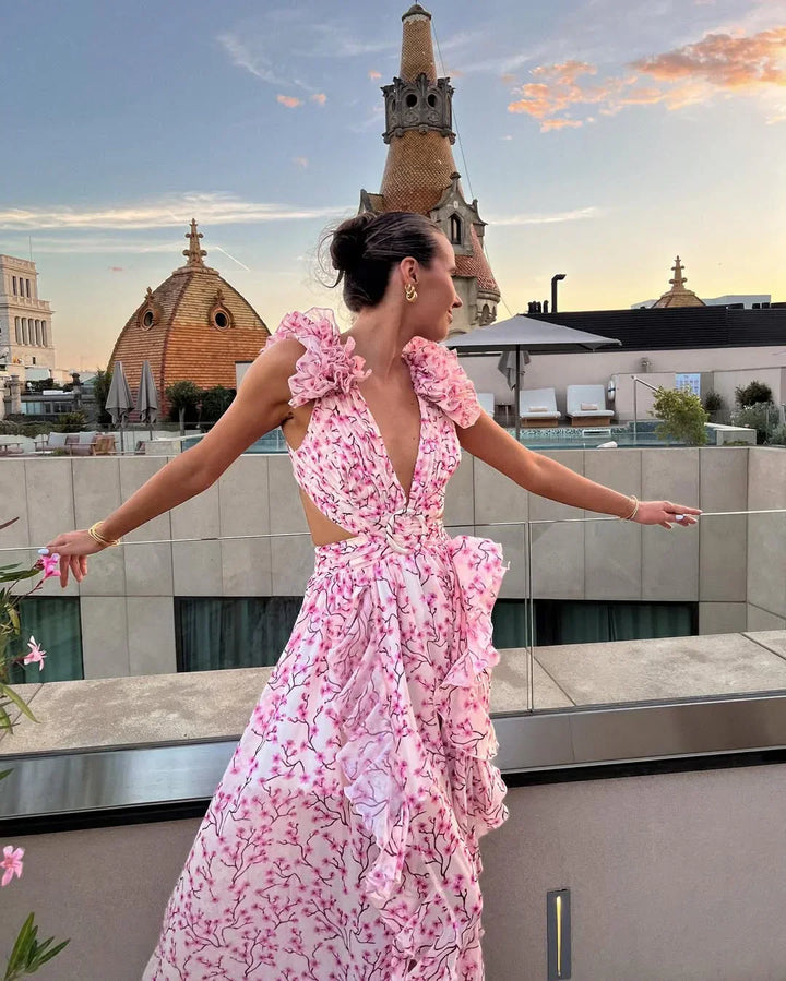 Robe maxi femme fleurie sans manches en tissu léger, avec un motif floral coloré et une coupe fluide idéale pour l'été.