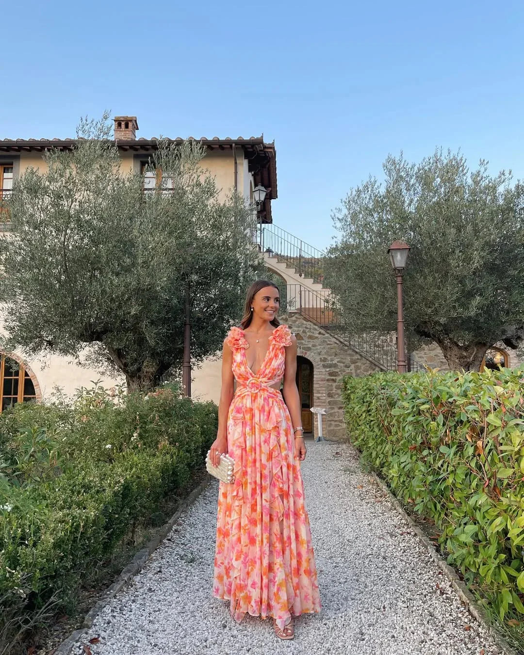 Robe maxi femme fleurie sans manches en coton léger, avec un motif floral coloré et une coupe fluide pour un confort optimal.