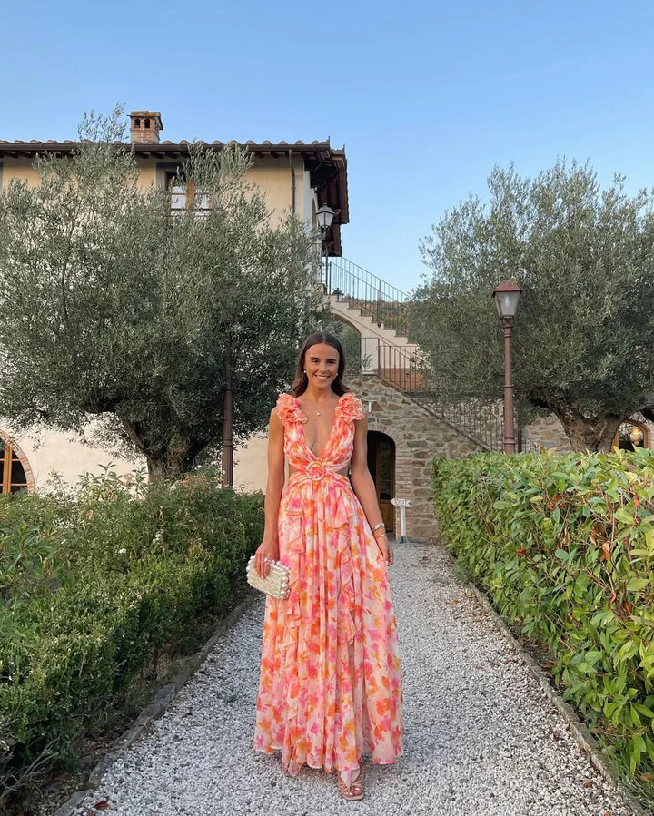 Robe maxi femme fleurie sans manches en tissu léger avec imprimé coloré, idéale pour les journées d'été.
