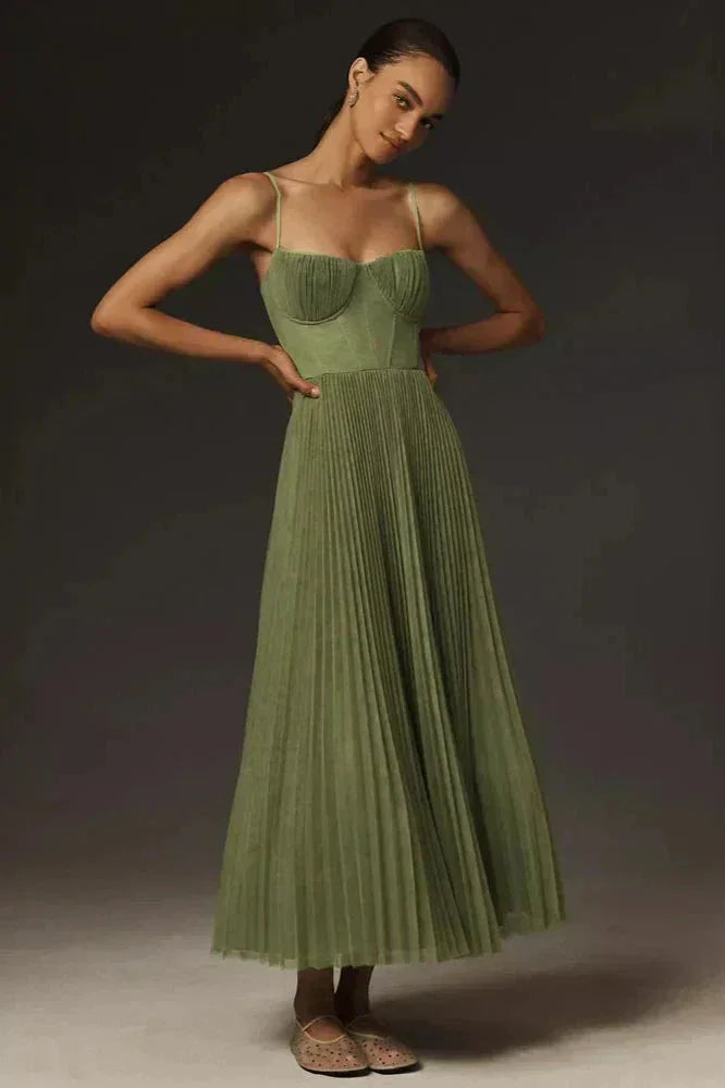Robe maxi femme plissée à bretelles, en tissu léger vert olive, avec une silhouette fluide et des détails élégants.