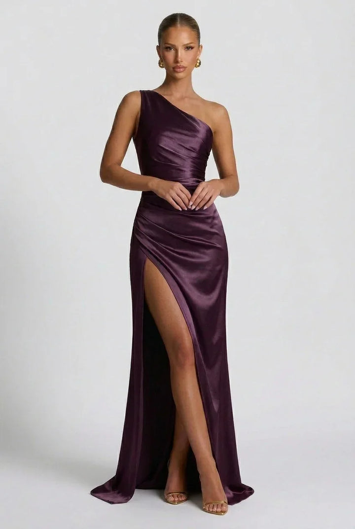 Robe maxi femme en satin, fendue sur le côté, avec un décolleté en V et des bretelles fines, idéale pour les soirées.