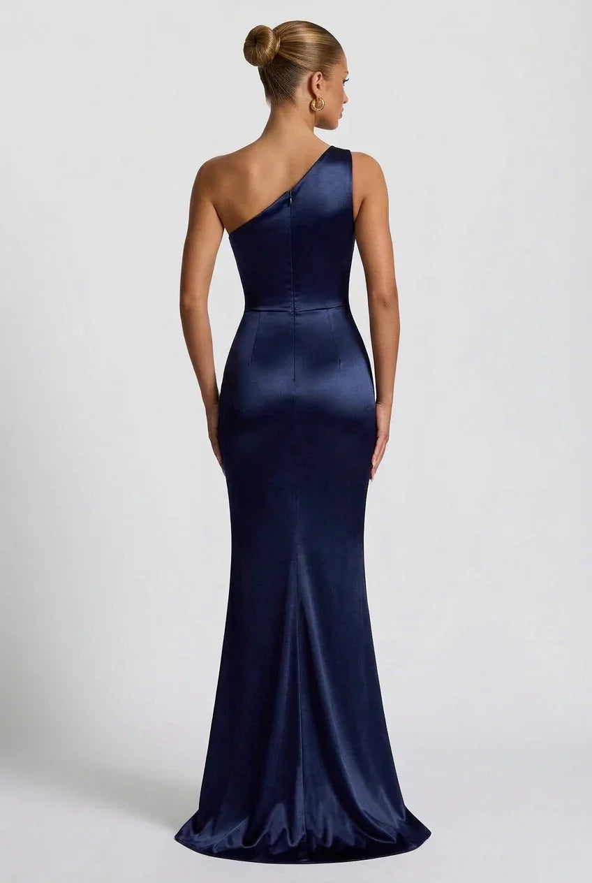 Robe maxi femme en satin, avec fente sur le côté et design fluide, idéale pour occasions d'été.