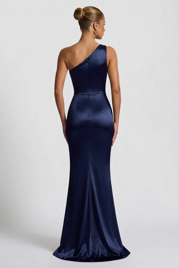 Robe maxi femme en satin, avec fente sur le côté et design fluide, idéale pour occasions d'été.