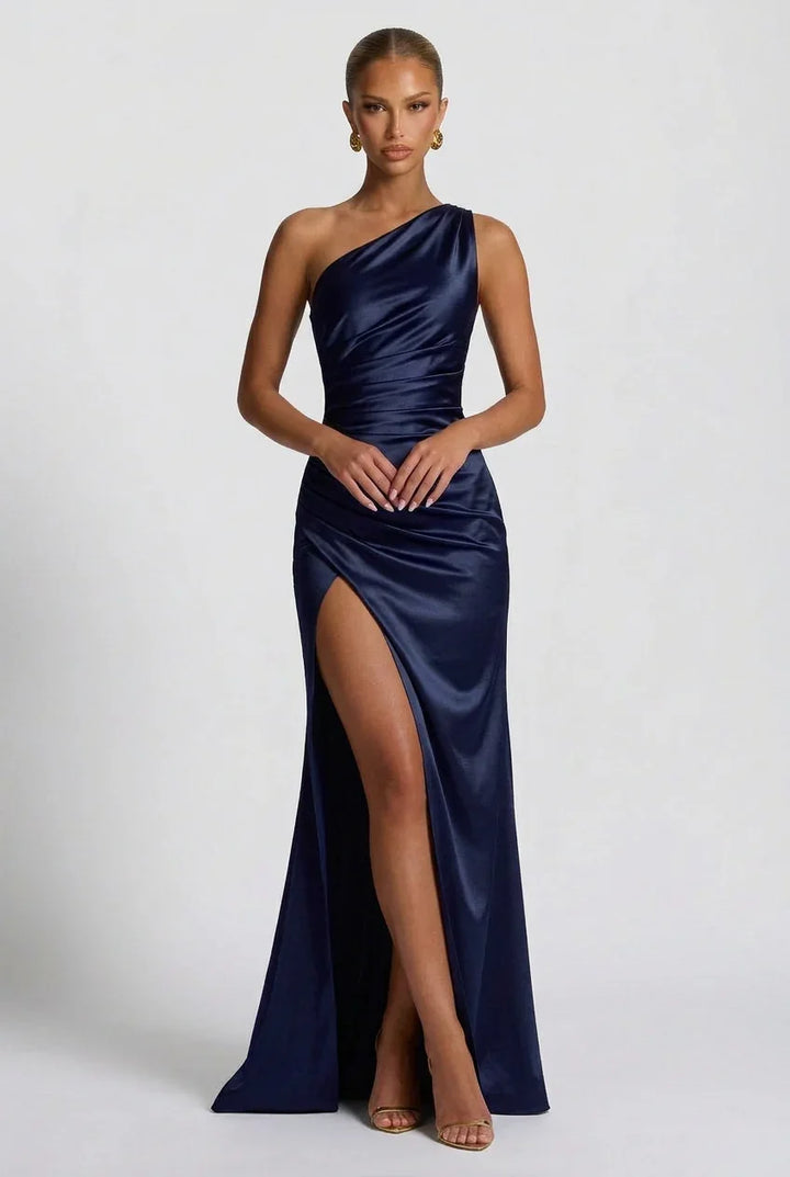 Robe maxi satin pour femme, design fendu élégant et fluide, parfaite pour les occasions spéciales ou décontractées.