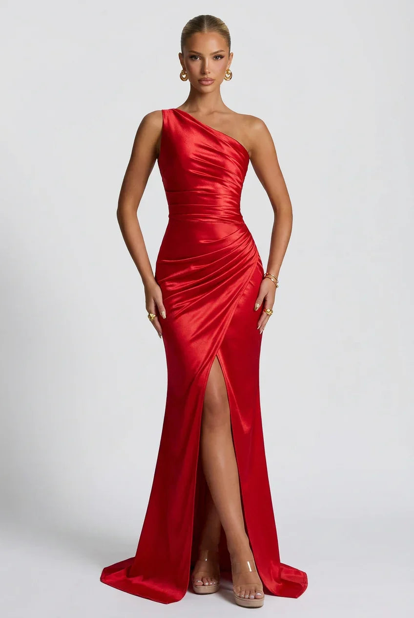 "Robe maxi femme en satin, fendue sur le côté, avec un décolleté élégant et des bretelles ajustables, parfaite pour l'été."