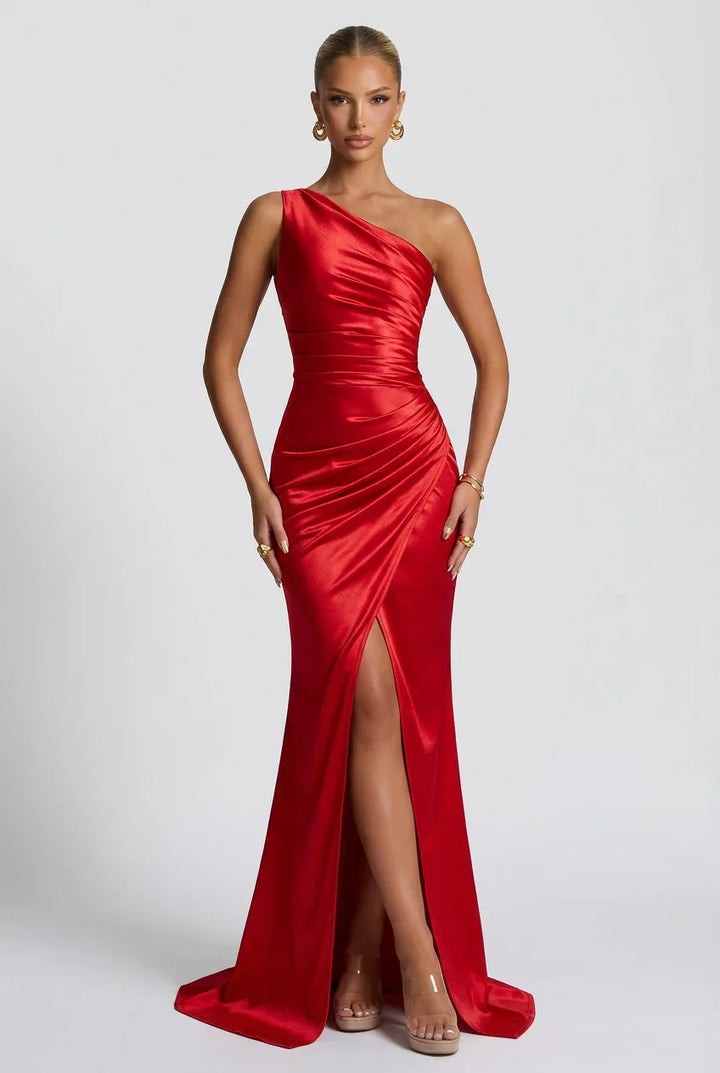 "Robe maxi femme en satin, fendue sur le côté, avec un décolleté élégant et des bretelles ajustables, parfaite pour l'été."