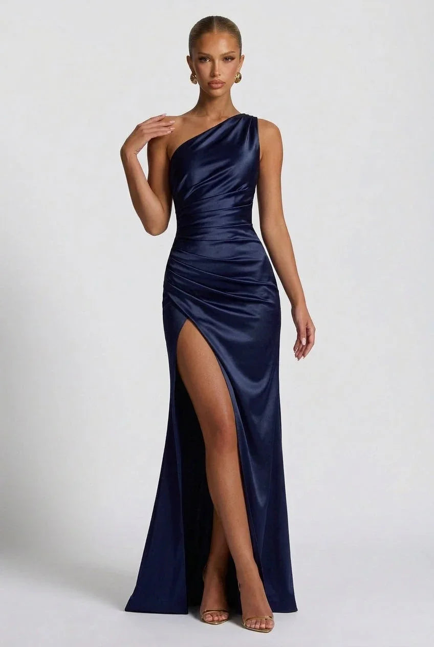 Robe maxi en satin avec fente, offrant une silhouette fluide et élégante, parfaite pour des occasions spéciales.