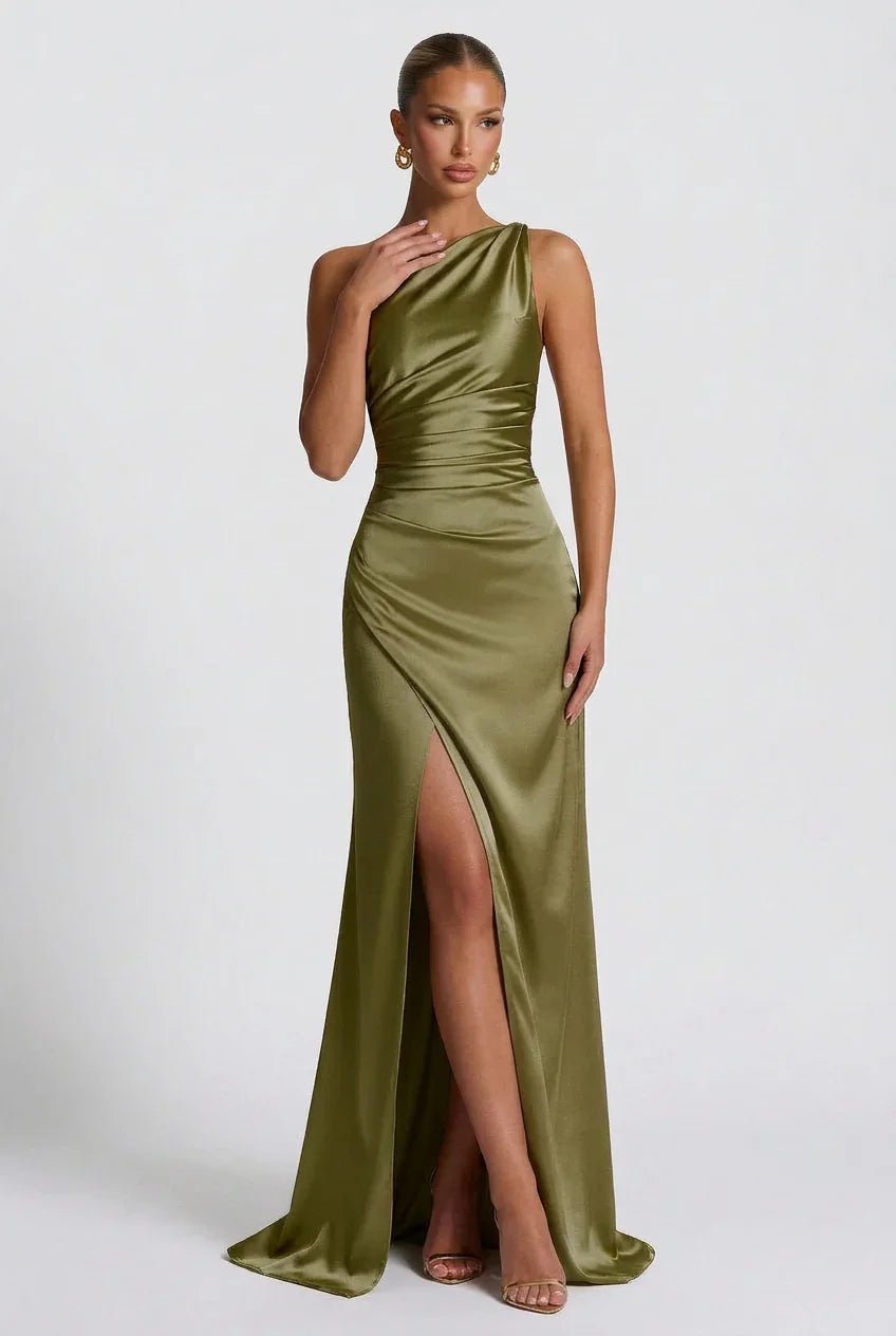 Robe maxi femme en satin, avec fente élégante et coupe fluide, parfaite pour une tenue décontractée ou habillée.
