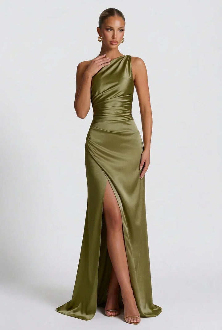 Robe maxi femme en satin, avec fente élégante et coupe fluide, parfaite pour une tenue décontractée ou habillée.