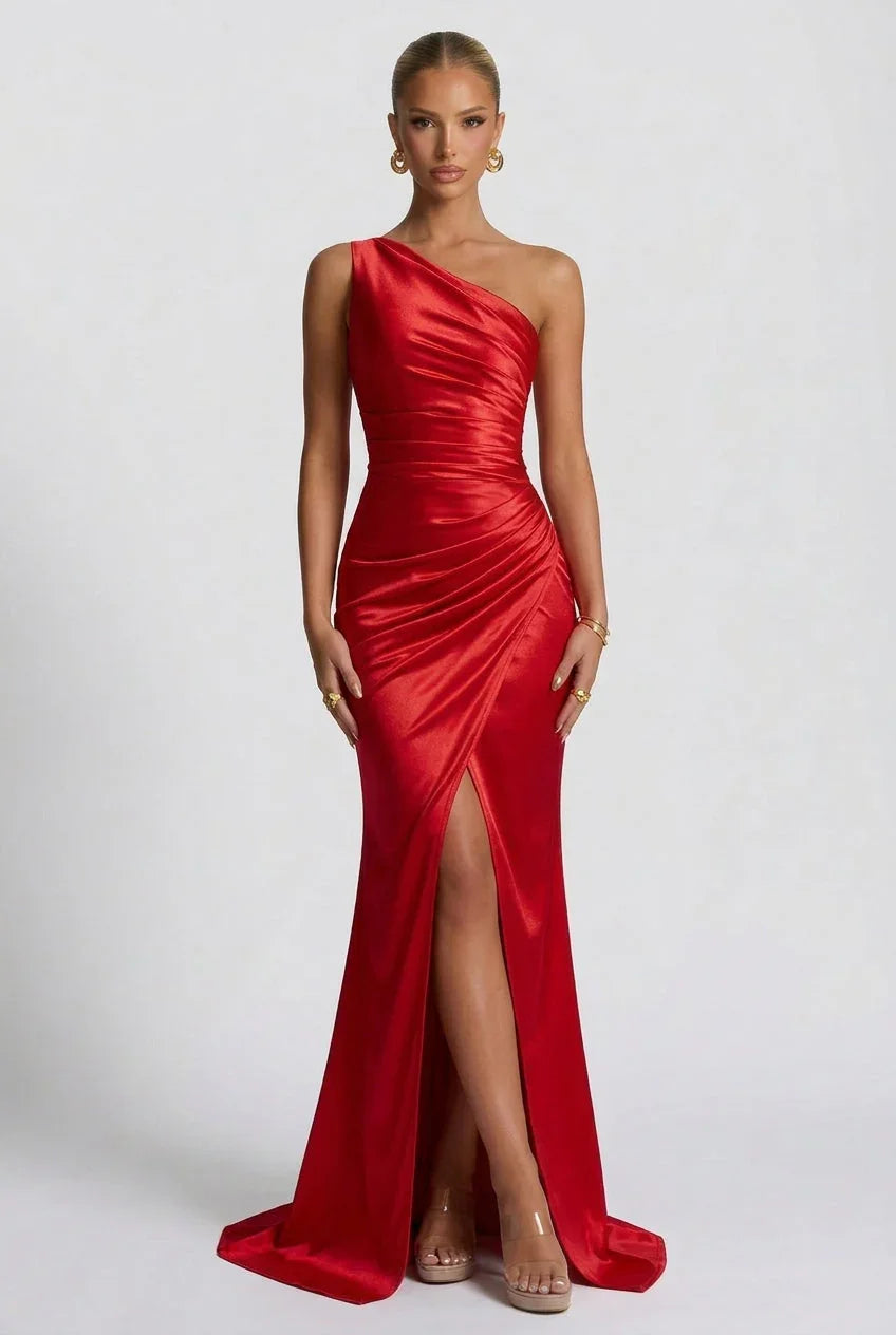 Robe maxi fendue en satin rouge, avec échancrures élégantes et coupe fluide, parfaite pour des occasions spéciales.