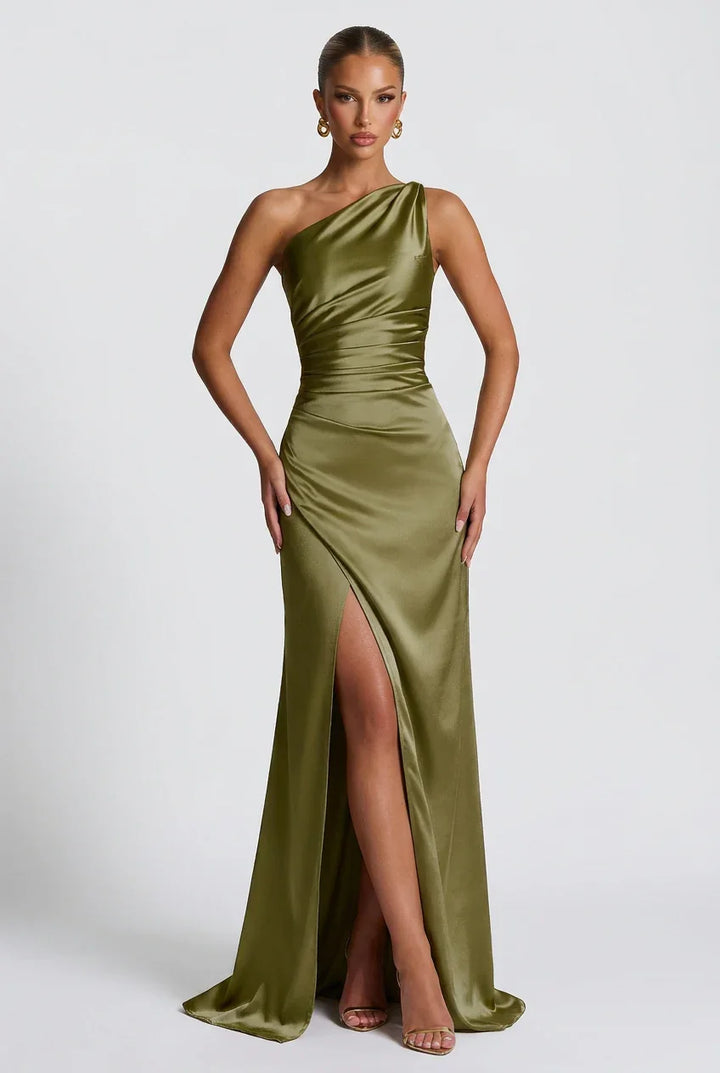 Robe maxi femme en satin vert, caractérisée par une fente élégante et un design fluide pour un confort optimal.