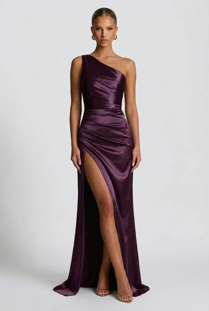 Robe maxi pour femme en satin violet, dotée d'une fente élégante et d'une coupe fluide pour un style décontracté.
