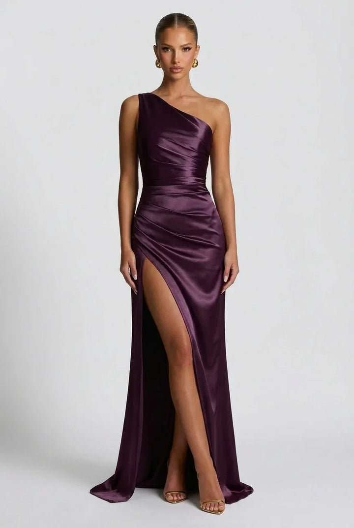 Robe maxi pour femme en satin violet, dotée d'une fente élégante et d'une coupe fluide pour un style décontracté.