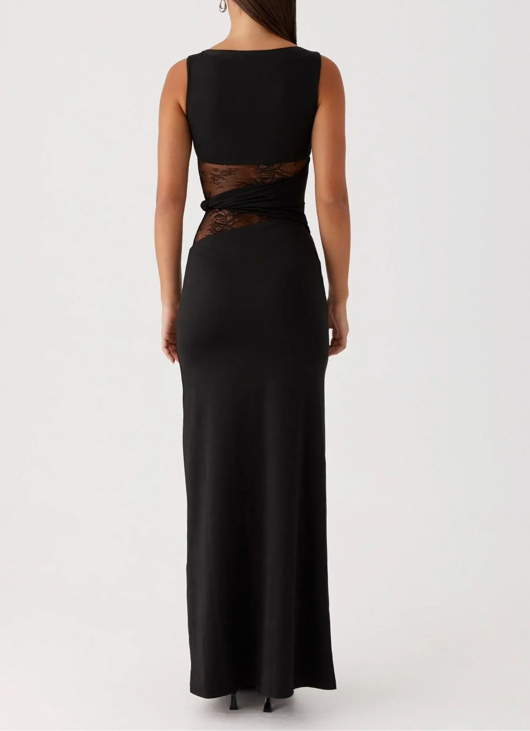 Robe maxi noire en tissu léger avec dentelle délicate et découpes élégantes au niveau des hanches.