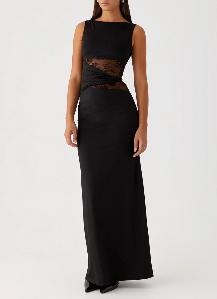 Robe maxi noire en tissu léger, présentant de la dentelle et des découpes élégantes au niveau des épaules et du dos.