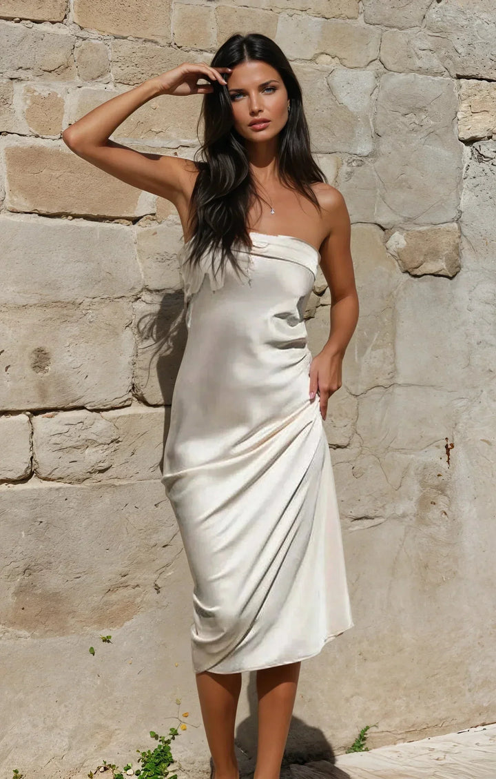 Robe longue satinée sans bretelles, fluide, avec une coupe élégante et un tissu soyeux, idéale pour les soirées.