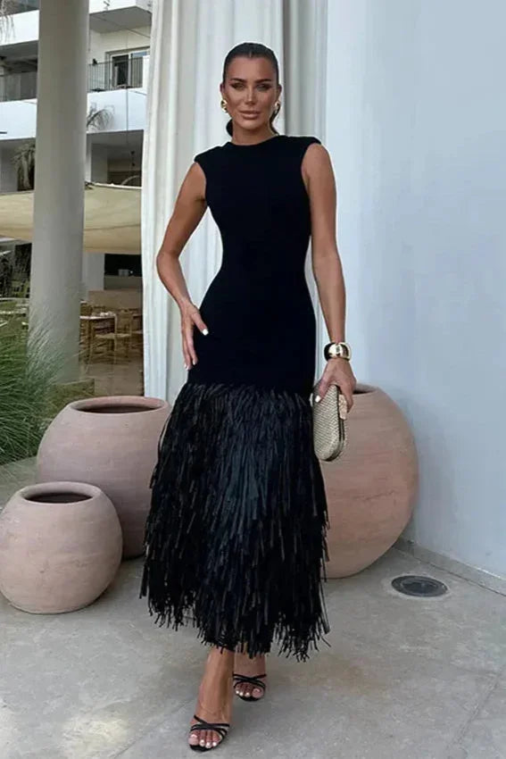 Robe midi noire sans manches en tissu léger, ornée de franges élégantes pour une touche originale lors des soirées.