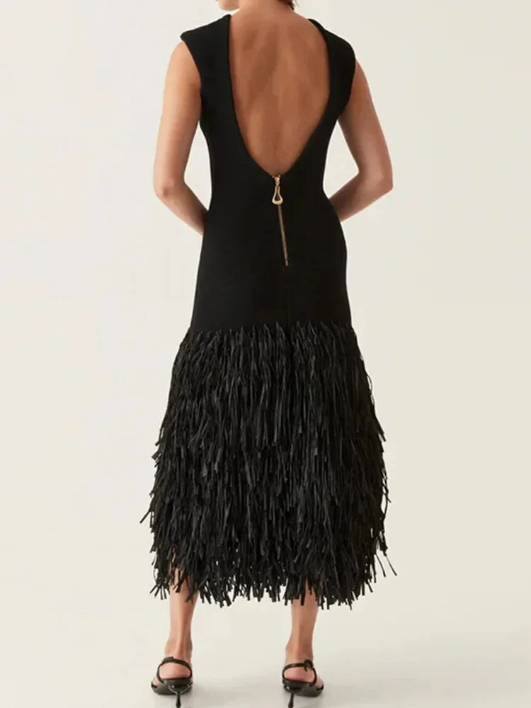Robe midi noire sans manches en jersey, avec des franges élégantes sur le bas pour une touche unique lors des soirées.