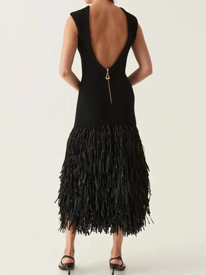 Robe midi noire sans manches en jersey, avec des franges élégantes sur le bas pour une touche unique lors des soirées.