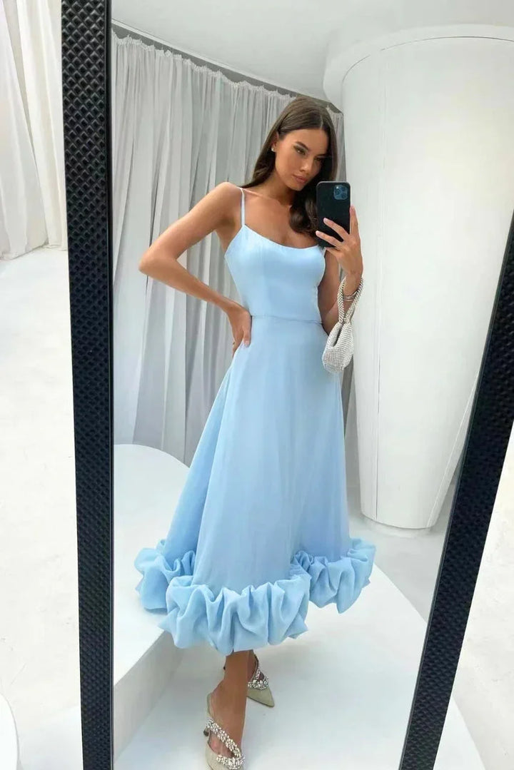 Robe midi unie sans manches avec volants au bas, en tissu léger, idéale pour les soirées d'été décontractées.