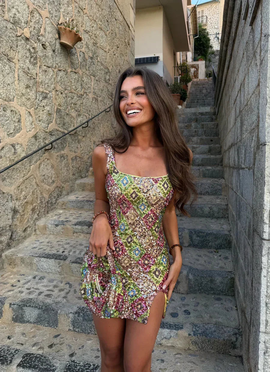 Robe mini femme multicolore en sequins verts, avec un design ajusté et des motifs scintillants pour une allure festive.