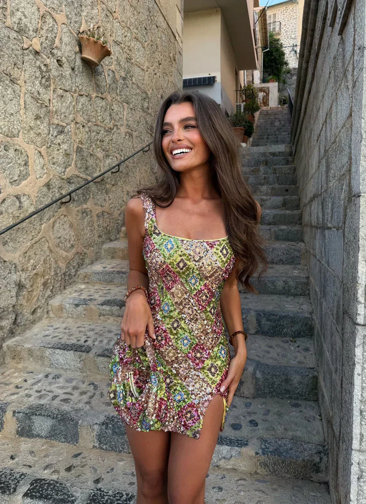 Robe mini femme multicolore en sequins verts, avec un design ajusté et des motifs scintillants pour une allure festive.