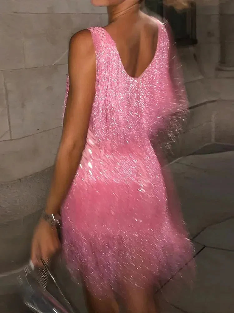 Robe courte sans manches en matière légère avec franges scintillantes et un mouvement fluide, parfaite pour les soirées…
