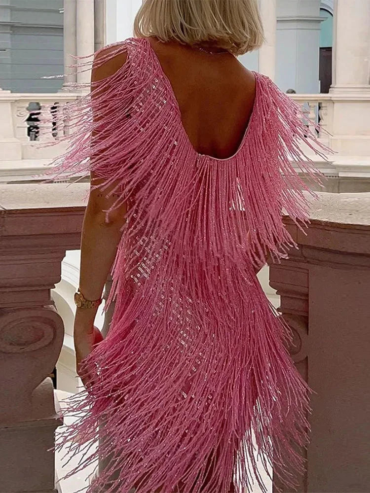 Robe courte sans manches à franges scintillantes, conçue en matière légère pour un mouvement fluide lors de soirées.