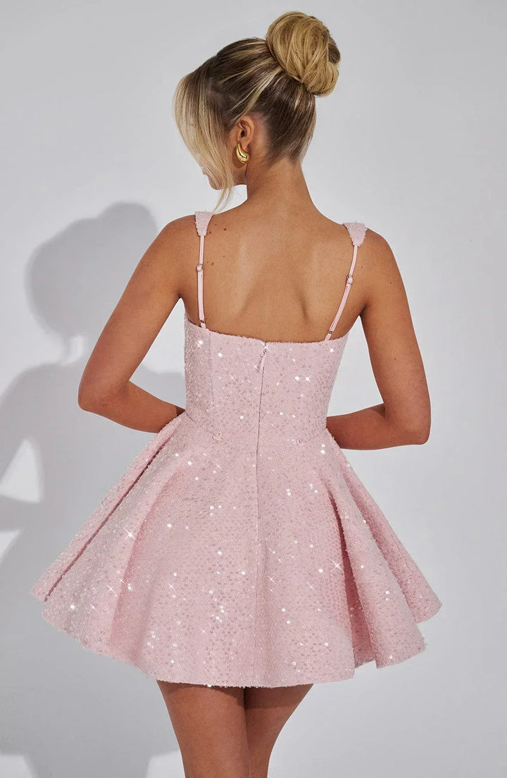Robe courte pailletée fit and flare avec nœud, en tissu scintillant, idéale pour soirées clubbing. Style élégant et moderne.