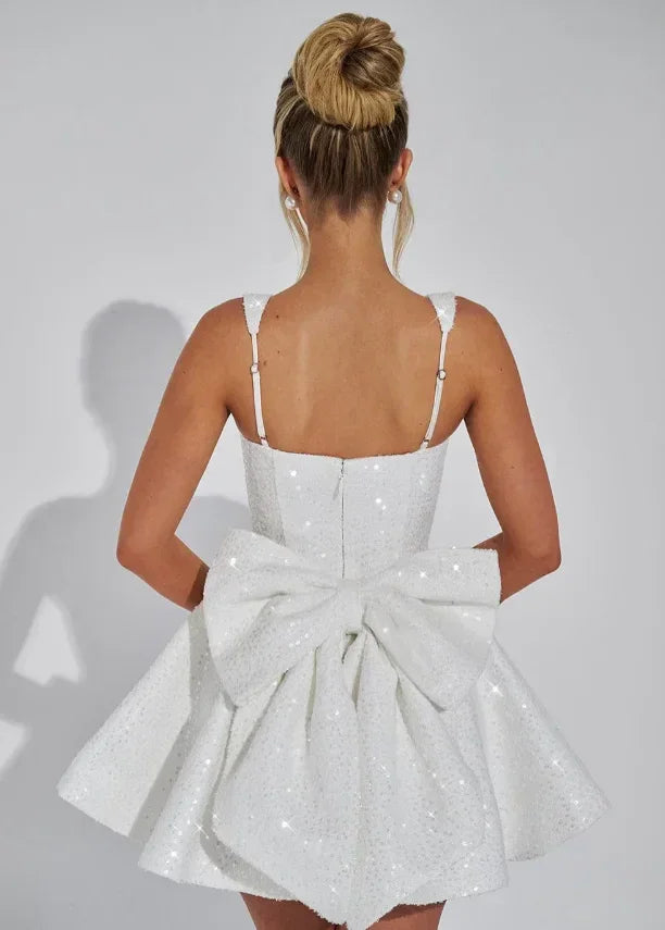 Robe courte pailletée fit and flare avec nœud, en polyester, idéale pour une soirée clubbing, mettant en valeur la silhouette.