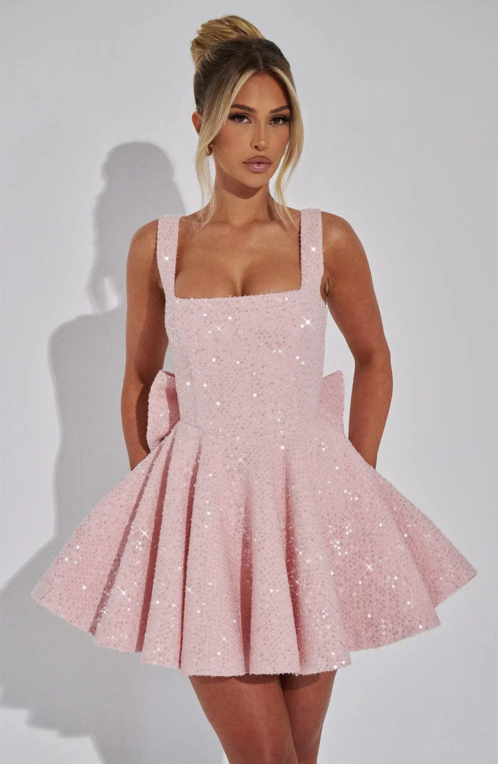 Alt text : Robe courte pailletée fit and flare, en tissu léger avec nœud décoratif, idéale pour soirées clubbing.