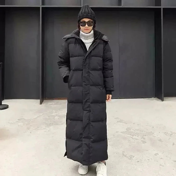 Doudoune longue noire pour femme, avec capuche amovible, coupe ajustée et tissu chaud, déperlant.